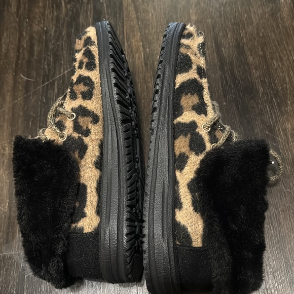 Hey Dude woman size 7 cheetah print with faux fur - Picture 7 of 8